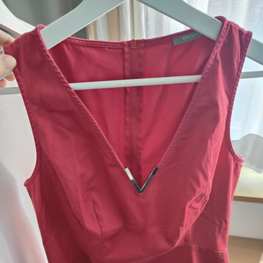 Rotes Top mit V-Ausschnitt und Reissverschluss 