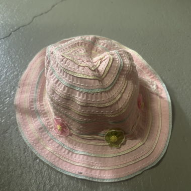 Chapeau de soleil rose avec fleurs