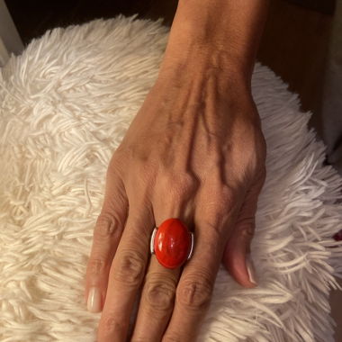 Ring mit rotem Stein und silberner Fassung