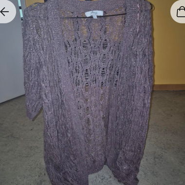 Lila Cardigan mit goldenen Fadendetails