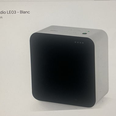 Sistema audio hi-fi con un altoparlante Bluetooth.