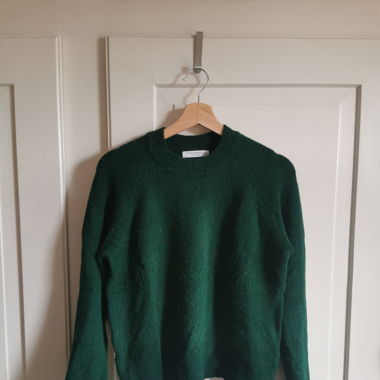 Grüner Strickpullover
