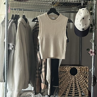 Sleeveless cream knit sweater / tank 
