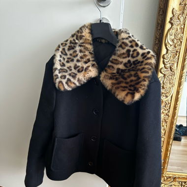 Jacke mit Fake-Fur Leo Kragen & Other Stories