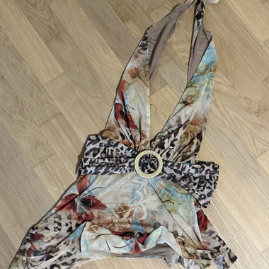 Gemustertes Neckholder-Kleid