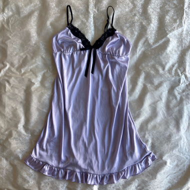 Nachthemd aus lilafarbenem Satin mit floraler Spitze und Volants