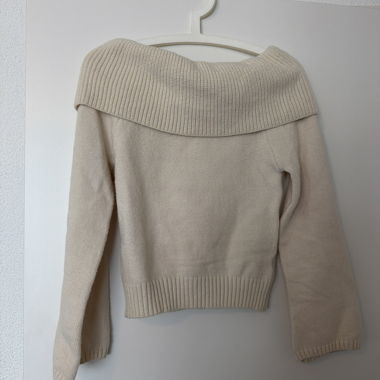 Maglione in maglia con spalle scoperte