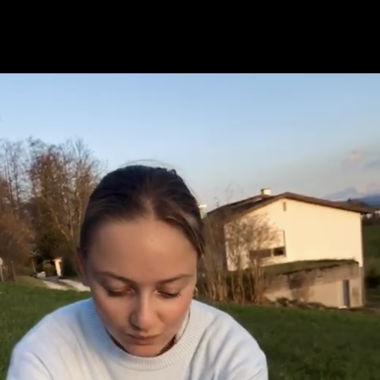 Blauer flauschiger Pullover