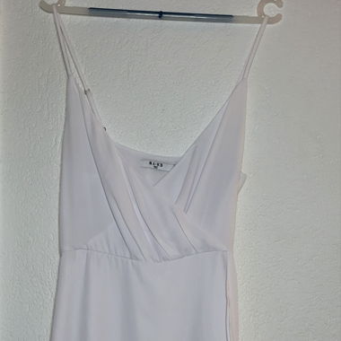 Robe blanche à volant 