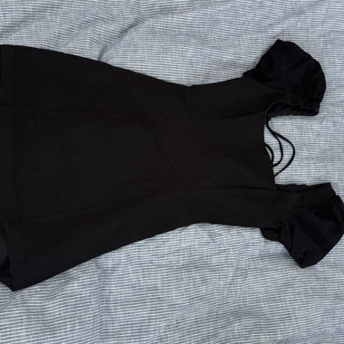 Schwarzes Kleid mit Kapuze