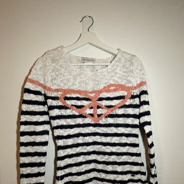 Leichter, heller, langärmliger Pullover