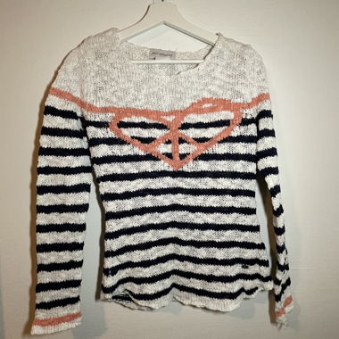 Leichter, heller, langärmliger Pullover