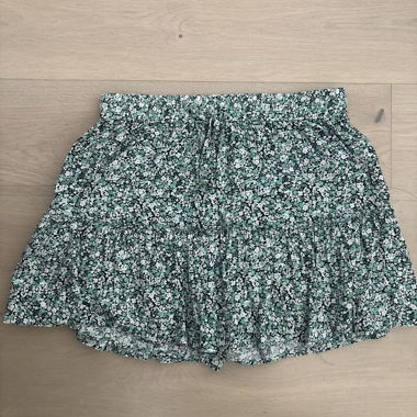 Short floreali con volant