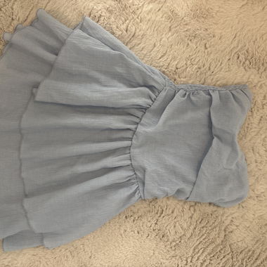 Hellblaues Bustierkleid mit Volants