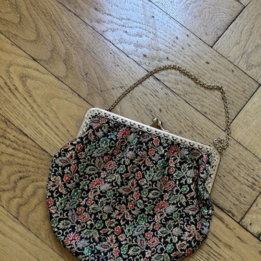 Pochette dorée d'inspiration vintage