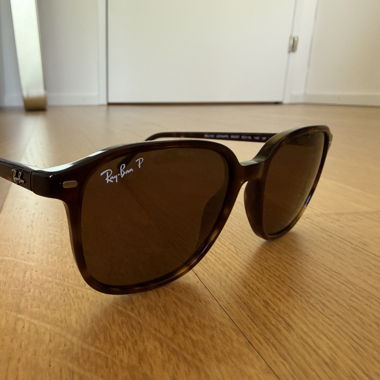 Lunettes de soleil Ray-Ban avec étui