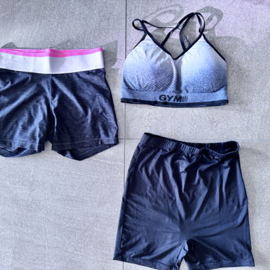 Top e pantaloncini sportivi