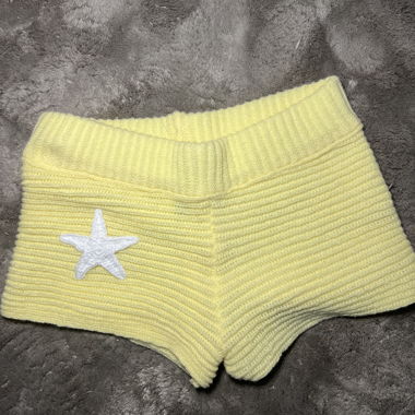 Short jaune tricoté