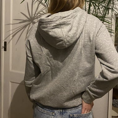 Grauer Hoodie