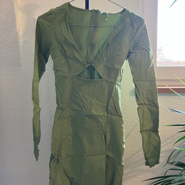 Green long-sleeve dress with cut-out