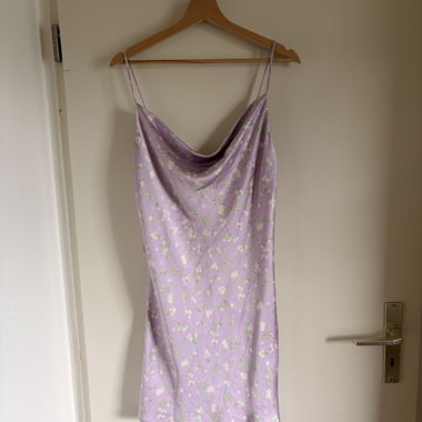 Lila Blumen-Negligé-Kleid