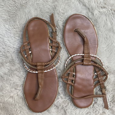 sandales brune et dorée