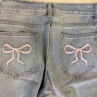 Jeans mit pinken Maschen