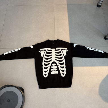 Maglione con ossa nere