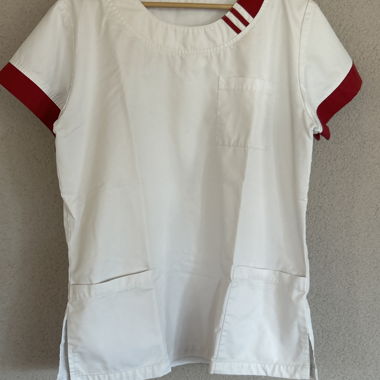 T-shirt medico bianco e rosso