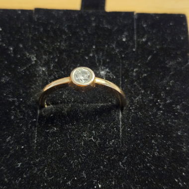 Solitary Fingerring