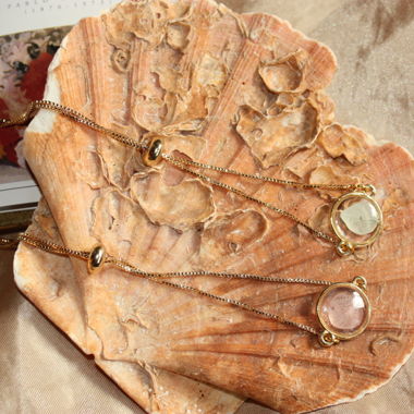 Goldfarbene Kettenarmbänder