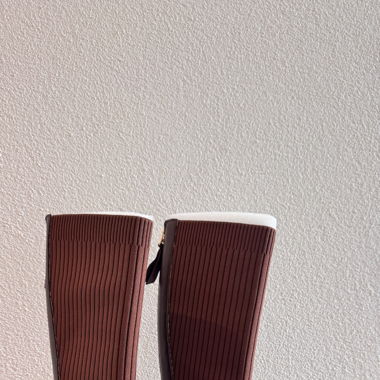 Stivali Newbella nel colore di tendenza marrone, taglia 40