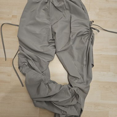 Pantaloni grigi con tasche