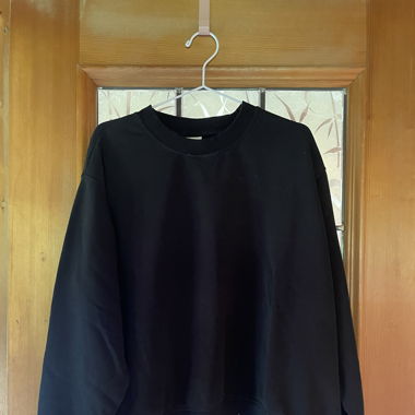 Schwarzer Pullover