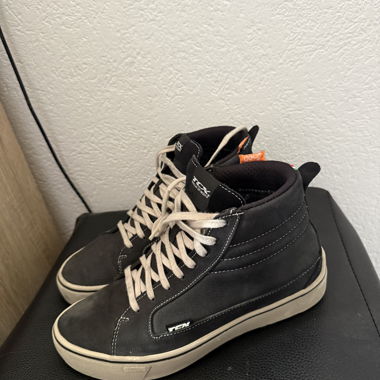 Schwarze TCX-High-Top-Sneaker