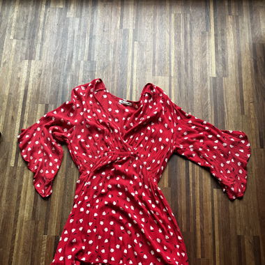 Rotes Kleid mit Blumenmuster