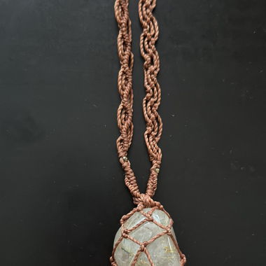 Handgeknüpftes Kristall-Amulett mit Makramee-Kette