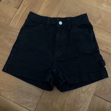 Schwarze Jeansshorts
