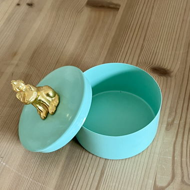 Boîte de rangement turquoise avec roi grenouille doré