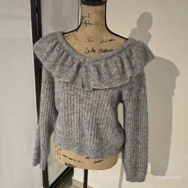 Grey knit pullover with gathers