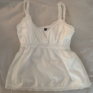 Weisse Spitzen-Camisole im Babydoll-Stil