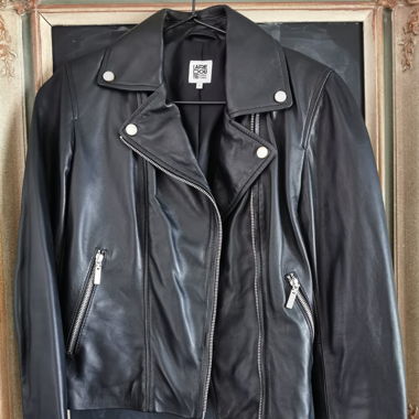 Lederjacke im Bikerstil