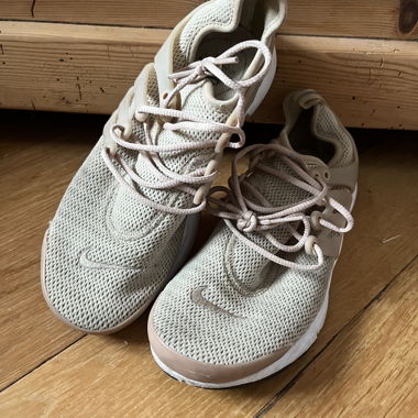 Beige Nike Sneaker
