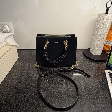 Sac à main noir avec détails dorés
