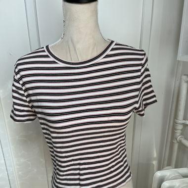 Schwarz-Weiss-Rosa gestreiftes T-Shirt