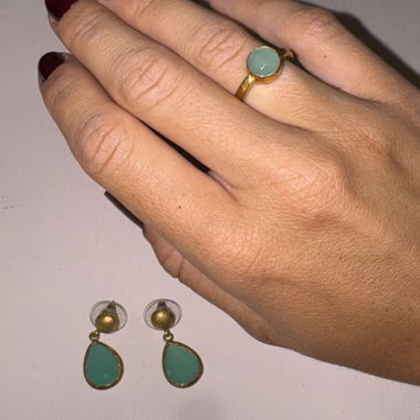 Bague et boucles d’oreilles avec pierres vertes