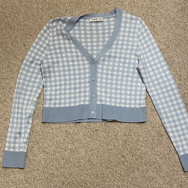 Stradivarius Cardigan mit hellblauen Karo-Design