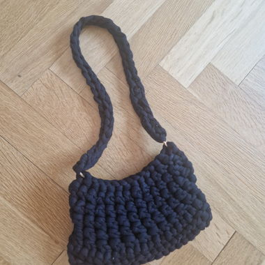 Borsa nera all’uncinetto / intrecciata