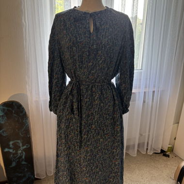 Gemustertes Midikleid mit Bindegurt aus den 1970