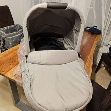 Baby carrier with hood
